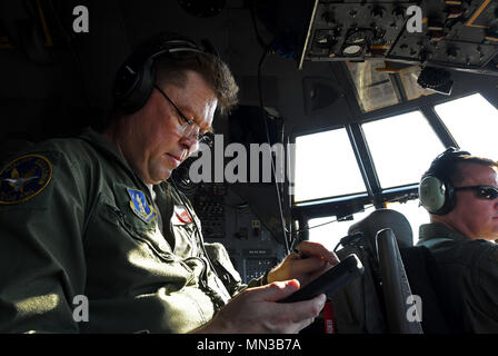 Tech. Le Sgt. Dirk TerVeer, 181e Escadron de transport aérien ingénieur de vol, calcule le décollage et l'atterrissage des données lors d'une sortie à Houston, Texas, le 30 août 2017. Le vol sur le Hercules C-130H2 hors de Fort Worth Naval Air Station Joint Reserve Base déposés du personnel médical et de l'équipement à partir de la 136e et la 137e Groupe médical Groupe médical des opérations spéciales et des évacuations aéromédicales 137e escadron pour appuyer les efforts de secours de l'ouragan Harvey. (Photo de la Garde nationale aérienne Aviateur Senior De'Jon Williams/libérés) Banque D'Images