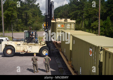 170821-F-AD344-190 CHARLESTON, S.C. (Août 21, 2017) Les membres de la Marine Commande de munitions (NMC) Unité de l'Atlantique et Charleston U.S. Air Force 628e Escadron de préparation logistique (RL) décharger et inspecter les conteneurs à munitions Joint Base Charleston's Naval Weapons Station. Marines affectés à la CNG a Bureau de liaison du Marine Corps inspecter les conteneurs de munitions qui arrivent à la station d'armes pour s'assurer de leur qualité et de la sécurité avant d'être transportés vers leur destination finale. La 628e rl coordonne avec un chef de train de la Marine américaine pour assurer le déplacement en toute sécurité des munitions du train pour un Banque D'Images