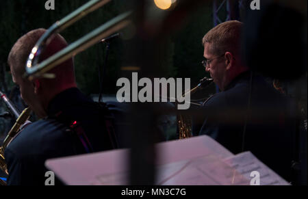 Le sergent de l'US Air Force. Brian Connolly, les forces aériennes américaines en Europe jazz band joue du saxophone saxophone pendant la performance du groupe pour le 73e anniversaire du Soulèvement national slovaque à Banská Bystrica, Slovaquie, le 29 août 2017. L'USAFE band représente le patrimoine musical international unique, la constitution et la préservation des partenariats par les officiels et militaires de la communauté internationale d'activités de sensibilisation. (U.S. Photo de l'Armée de l'air par la Haute Airman Tryphena Mayhugh) Banque D'Images