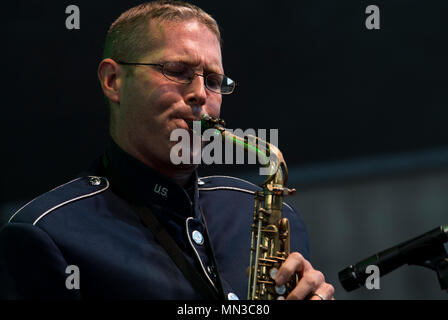 Le sergent de l'US Air Force. Brian Connolly, les forces aériennes américaines en Europe groupe de jazz saxophone, joue un solo pendant la performance du groupe pour le 73e anniversaire du Soulèvement national slovaque à Banská Bystrica, Slovaquie, le 29 août 2017. La bande USAFE sert à augmenter les liens culturels et d'améliorer les relations entre les États-Unis et la Slovaquie. (U.S. Photo de l'Armée de l'air par la Haute Airman Tryphena Mayhugh) Banque D'Images