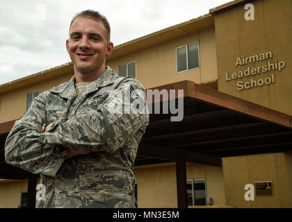 Tech. Le Sgt. Kyle Wilson, 56e Escadron de maintenance de l'équipement de soutien de l'équipement de servitude au sol sous-officier responsable, pose pour un portrait à Luke Air Force Base, en Arizona, le 2 août 2017. Wilson a été récompensé comme l'un de l'aéronef de 12 aviateurs exceptionnels de l'année sur un total d'environ 290 000 soldats aviateurs de la force totale admissible. (U.S. Air Force photo/Caleb Worpel Navigant de première classe) Banque D'Images