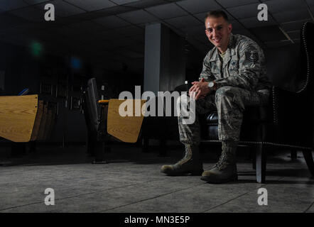 Tech. Le Sgt. Kyle Wilson, 56e Escadron de maintenance de l'équipement de soutien de l'équipement de servitude au sol sous-officier responsable, pose pour un portrait à Luke Air Force Base, en Arizona, le 2 août 2017. Le natif de la Floride s'approche de ses dix ans de sa carrière dans la Force aérienne. À partir d'un chef de la commande d'un instructeur de l'École de Leadership des Aviateurs, Wilson a utilisé toutes les possibilités de l'Armée de l'air a apporté son chemin qui mène à terme son gain d'Aviateur de l'année en cours. (U.S. Air Force photo/Caleb Worpel Navigant de première classe) Banque D'Images