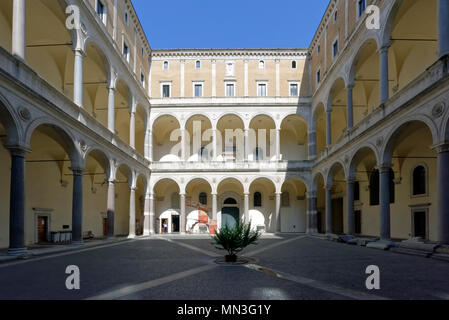 Le 15e siècle Palazzo della Cancelleria (Palais de la chancellerie), Rome, Italie. La cour intérieure est bordée de quarante-quatre col de granit égyptien Banque D'Images