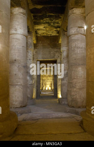 L'Égypte. Abydos. Temple de Seti I. nouveau royaume. 19e dynastie. La seconde salle hypostyle. Les colonnes. 1292-1189 BC. Banque D'Images