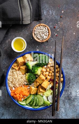 Bol Bouddha avec le quinoa, le tofu, le brocoli, la patate douce et le concombre. Bol bouddha nourrissant. Végétarien ou Végétalien sain saladier, vue de dessus de table Banque D'Images