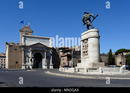 La Porta Pia extra-gate et le marbre et bronze monument à Bersagliere, Piazzale di Porta Pia, Rome, Italie. La porte extérieure fut construite en 1868 pendant Banque D'Images