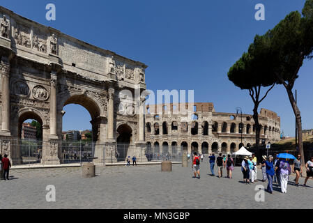 L'Arc de triomphe de Constantin (Arco di Constantino) et le Colisée, Rome, Italie. L'Arche a été érigée en 315 AD à l'honneur du vainqueur de Constantine Banque D'Images