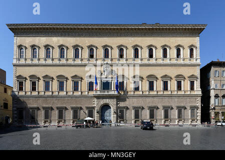 Le Palais Farnese, siège de l'Ambassade de France à la Piazza Farnese, Rome, Italie. Le Palais Farnèse est largement considérée comme la plus belle Banque D'Images