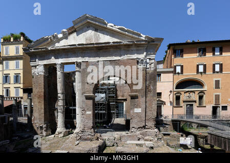 La section centrale du portique d'Octavie construit en l'honneur par Auguste pour sa soeur Octavia, Rome, Italie. Datant de 23 avant J.-C., le portique, une fois que l'occ Banque D'Images