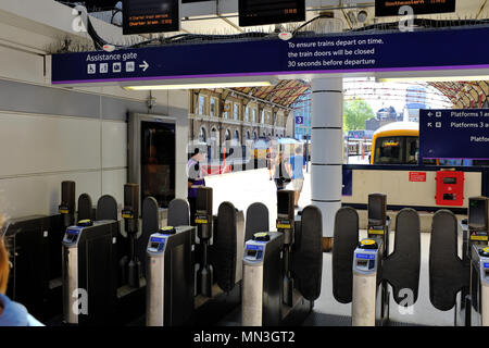 Les obstacles à l'achat de billets de la station de métro Victoria London UK Banque D'Images