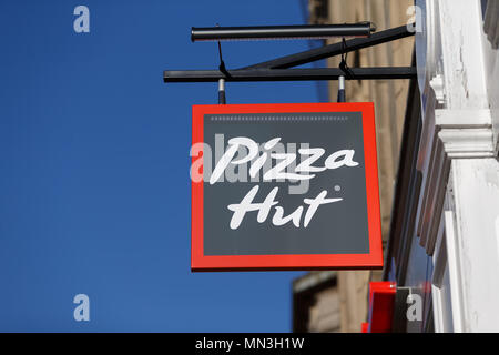 Une succursale de la rue haute de la chaîne de restaurants Pizza Pizza Hut au Royaume-Uni. Logo / Pizza Hut, Pizza Hut signe. Banque D'Images