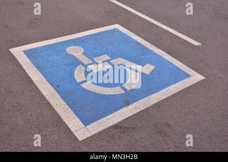 Personnes handicapées parking sign bleu foncé peint sur l'asphalte. Banque D'Images