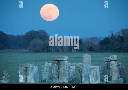 L'offre super blue moon se lever sur Stonehenge, Wiltshire, England, UK Banque D'Images