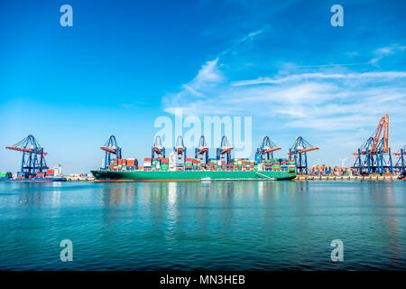 ROTTERDAM / Pays-Bas - 20 avril 2018 : Grand Harbour cranes conteneur de navires dans le port de Rotterdam. Banque D'Images