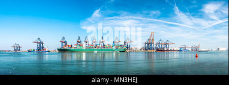 ROTTERDAM / Pays-Bas - 20 avril 2018 : Grand Harbour cranes conteneur de navires dans le port de Rotterdam. Banque D'Images