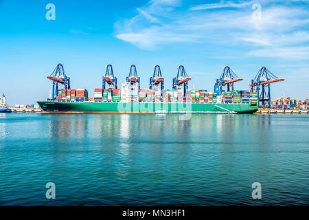 ROTTERDAM / Pays-Bas - 20 avril 2018 : Grand Harbour cranes conteneur de navires dans le port de Rotterdam. Banque D'Images