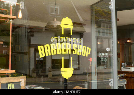 Gentlemen's Barber Shop autocollant pochoir jaune sur la fenêtre de barbiers shop. Ces types d'entreprises ont vu le jour partout dans le Royaume-Uni en 2018 Banque D'Images