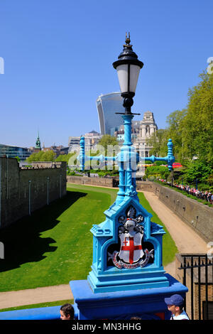 Un lampadaire près de la Tour de Londres vue de Tower Bridge - Londres Banque D'Images