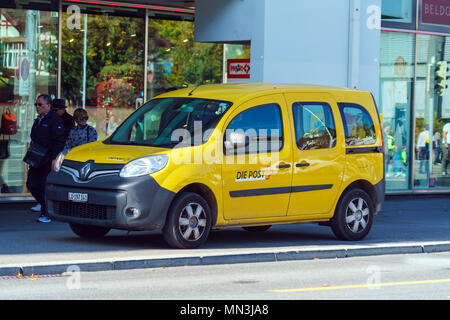 Lucerne, Suisse - le 19 octobre 2017 : voiture Renault jaune utilisé pour les besoins du service postal de la ville Banque D'Images