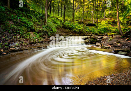 Une petite cascade en aval de Blue Hen Falls de Cuyahoga Valley National Park dans l'Ohio. Le tourbillon de l'eau constitue un motif circulaire.. Banque D'Images