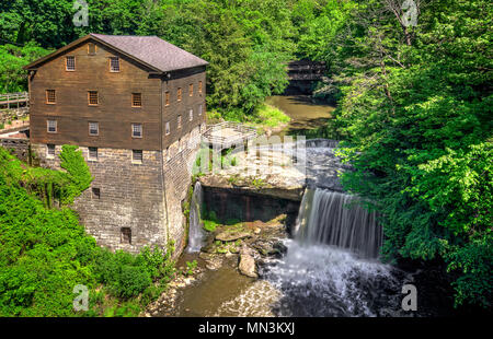 L'historique de l'usine d'Lanterman Mill Creek Park à Youngstown dans l'Ohio. Construit en 1845 et restauré en 1982-1985. Le moulin fonctionne encore aujourd'hui. Banque D'Images