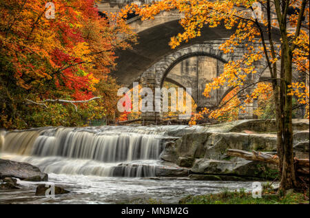 Berea Falls dans l'Ohio pendant les couleurs de l'automne. Cette cascade d'air c'est mieux avec les couleurs de l'automne dans les arbres. La belle arche de pierre trai Banque D'Images