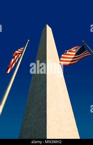 Le Washington Monument avec deux drapeaux américains. Situé à Washington DC le long du National Mall. Banque D'Images