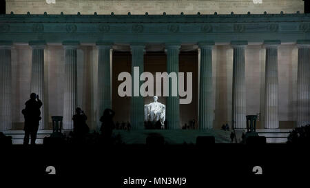 Un tir de nuit la statue d'Abraham Lincoln à l'intérieur du Lincoln Memorial. Situé sur le National Mall à Washington DC. Banque D'Images