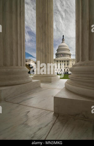 Du Capitole des États-Unis à Washington DC, encadrée de colonnes de la Cour suprême. Banque D'Images