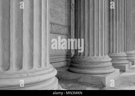 Des colonnes doriques de marbre à l'édifice de la Cour suprême à Washington DC. Banque D'Images