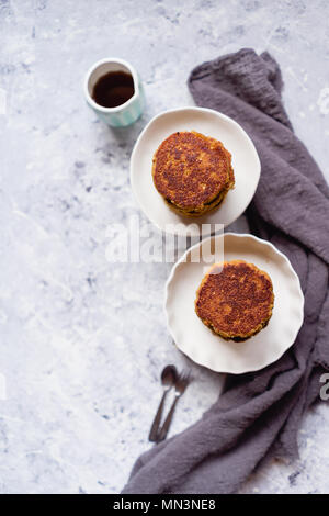 Pile de crêpes de quinoa, fond clair Banque D'Images