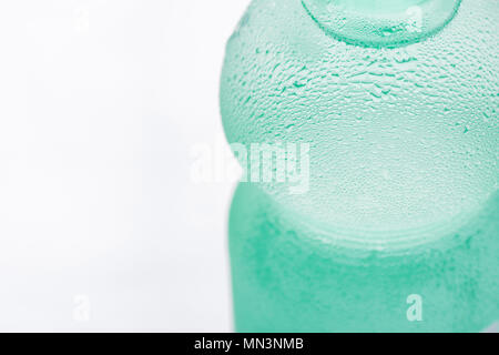 Light Green sué Frosty bouteille avec l'eau fraîche pure claire sur fond blanc. Rafraîchissement d'été hydratation Éléments Santé Concept. Copy Space Banque D'Images