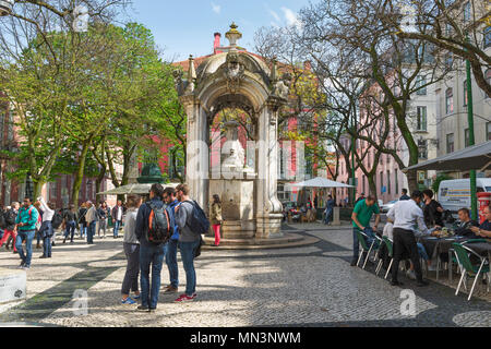 Place de Lisbonne, vue au printemps du Largo do Carmo une place populaire dans le quartier Bairro Alto, Lisbonne, Portugal. Banque D'Images