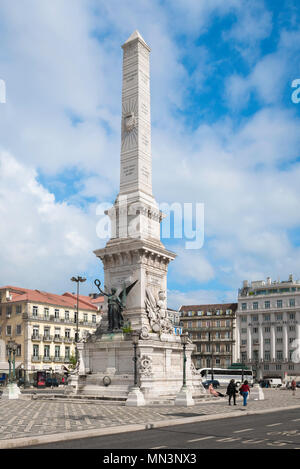 Centre-ville de Lisbonne, avec vue sur le 19e siècle monument à la Praca dos Restauradores, au centre de Lisbonne, Portugal. Banque D'Images