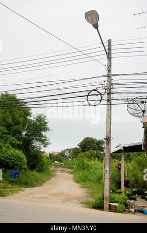 Lampe de rue et de fils avec des câbles de la ligne d'alimentation désordonnée, des transformateurs et des lignes téléphoniques sur l'ancien pilier de l'électricité ou au poteau à côté de route en Utha Banque D'Images