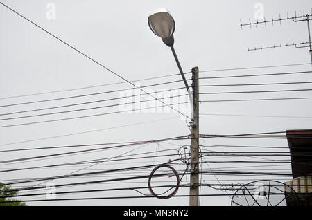 Lampe de rue et de fils avec des câbles de la ligne d'alimentation désordonnée, des transformateurs et des lignes téléphoniques sur l'ancien pilier de l'électricité ou au poteau à côté de route en Utha Banque D'Images