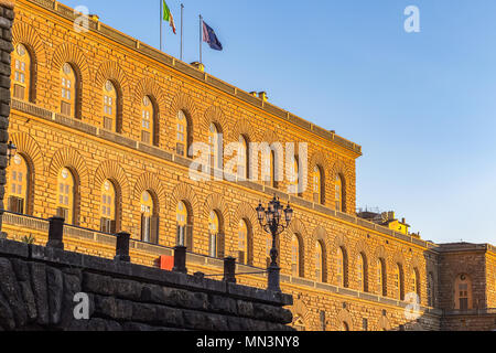 La lumière du soleil d'or frappé la façade du Palazzo dei Congressi (Palais Pitti) à Florence, en Italie, au coucher du soleil Banque D'Images