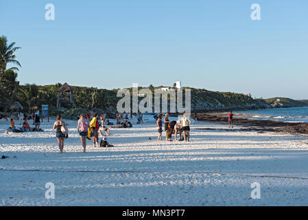 Baigneurs sur la belle plage de sable des caraïbes près des ruines de beau, Mexique Banque D'Images