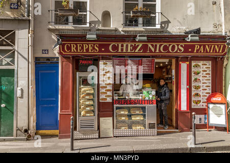 L'homme d'acheter des crêpes à la Crêperie Chez Nico ,Rue Mouffetard, Paris, France Banque D'Images