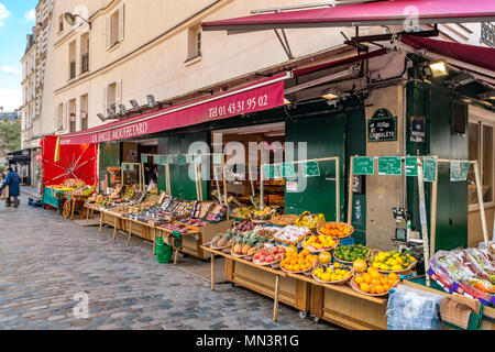 La Halle Mouffetard une boutique de fruits et légumes sur la Rue Mouffetard, Paris, France Banque D'Images