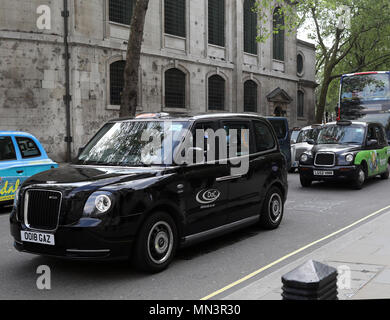 Pic montre : TX eCity - LEVC - London's premier nouveau taxi électrique à venir de vieux style London diesel normal (Taxi LTI TX2 cab) pic par Gavin Rodgers/ Banque D'Images