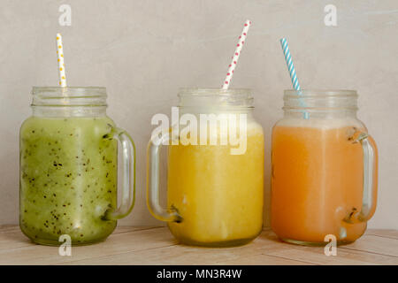 Des smoothies frais et sain fait de la banane et de la pastèque. vegan sans-sucre nutrition pour peaople qui suivent un régime Banque D'Images