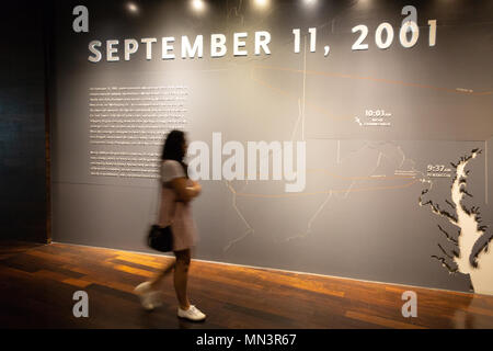 Une femme visiteur au Musée et Mémorial du 11 septembre, le centre-ville de New York, New York City, USA