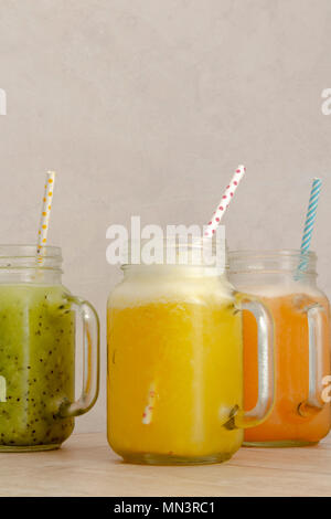 Des smoothies frais et sain fait de la banane et de la pastèque. vegan sans-sucre nutrition pour peaople qui suivent un régime Banque D'Images