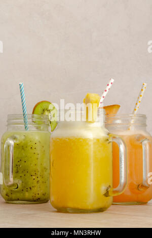 Des smoothies frais et sain fait de la banane et de la pastèque. vegan sans-sucre nutrition pour peaople qui suivent un régime Banque D'Images