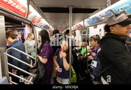 Les passagers du métro de New York dans un train bondé chariot sur le métro de New York City, New York, USA Banque D'Images