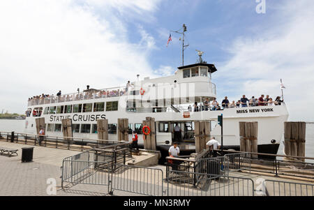 Miss New York - navire de passagers sur une statue Cruises cruise excursion en bateau pour la Statue de la liberté, le centre-ville de New York City, USA Banque D'Images