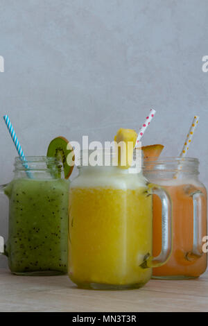 Des smoothies frais et sain fait de la banane et de la pastèque. vegan sans-sucre nutrition pour peaople qui suivent un régime Banque D'Images