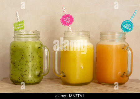 Des smoothies frais et sain fait de la banane et de la pastèque. vegan sans-sucre nutrition pour peaople qui suivent un régime Banque D'Images