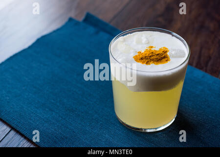 Spicy Pisco Sour cocktail à base de jus de citron vert, blanc et raisin péruvienne schnaps. Concept de boisson. Banque D'Images